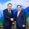 PM Pham Minh Chinh (right) receives French Minister of the Armed Forces Sebastien Lecornu in Hanoi on May 6. (Photo: VNA)