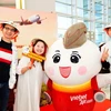 The first passengers on the Hanoi - Hiroshima air route of Vietjet on May 12. (Photo: VNA)