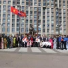 Representatives of the Vietnamese community in Russia and officials of St. Petersburg pose for a group photo in front of the monument to President Ho Chi Minh in the city on May 19. (Photo: VNA)