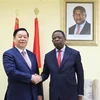 Nguyen Trong Nghia (left), Politburo member, Secretary of the Party Central Committee and Chairman of the Party Central Committee’s Commission for Information and Education, and MPLA Secretary-General Paulo Pombolo at their meeting in Luanda. (Photo: VNA)