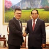 Bounthong Chitmany (right), Permanent member of the Secretariat of the LPRP Central Committee and Vice President of Laos, receives Le Quoc Minh, Editor-in-chief of the Nhan dan newspaper, Vice Chairman of the CPV Central Committee’s Commission for Information and Education and Chairman of the Vietnam Journalists’ Association, in Vientiane on June 7. (Photo: VNA)
