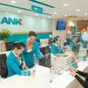 Customers make transaction at an ABBank office. The draft circular requires banks to carry out annual security and confidentiality inspections and assessments of the online banking system. (Photo: cafef.vn)