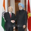 Indian Prime Minister Manmohan Singh (right) welcomes and has talks with Party General Secretary Nguyen Phu Trong, who was on a state visit to India, in New Delhi on November 20, 2013. (Photo: VNA)