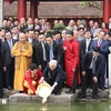 Party General Secretary and State President Nguyen Phu Trong and his spouse release carps, a traditional practice ahead of a Lunar New Year, at the 2019 Homeland Spring programme, which gathered overseas Vietnamese, at Hoan Kiem Lake in Hanoi. (Photo: VNA)