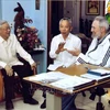 Party General Secretary Nguyen Phu Trong (left) meets with Cuban leader Fidel Castro (right) on April 11, 2012 during his official visit to the Caribbean country. (Source: VNA)