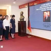 Vu Viet Trang (first, right), Secretary of the Party Committee and General Director of the VNA, and other officials and staff members commemorate Party General Secretary Nguyen Phu Trong on July 22. (Photo: VNA)