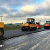 A stretch of the eastern wing of the North - South Expressway is covered with asphalt. (Photo: VietnamPlus)