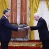 Party General Secretary and State President To Lam (left) receives the credentials from Argentinian Ambassador Marcos Antonio Bednarski on August 12. (Photo: VNA)