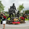 The monument depicts three Vietnamese soldiers standing guard in a defensive position to protect Moscow. (Photo: VNA)