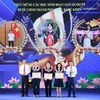 Deputy Minister of Education and Training Pham Ngoc Thuong (first, left) and Chairman of the Hanoi People’s Committee Tran Sy Thanh (first, right) present rewards to outstanding students at the conference on August 14. (Photo: VNA)