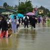 People wade through flood water in Narathiwat province of Thailand. (Photo: Getty Images/VNA)