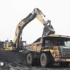 Coal is loaded onto a lorry at a mine of the Khanh Hoa coal company, a subsidiary of Vinacomin. (Illustrative photo: VNA)