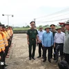 Party General Secretary and State President To Lam (second from right) visits a force strengthening an important site of the Lo River dyke in Truong Sinh commune of Son Duong district, Tuyen Quang province, on September 12. (Photo: VNA)