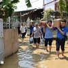 Representatives of the VNA's Ho Chi Minh Communist Youth Union chapter and Communications Development Centre deliver relief to residents in Ha Hoa district, Phu Tho province, on September 14. (Photo: VNA)