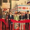 Delegates cut the ribbon to open the Vietnamese pavilion at the Uttar Pradesh International Trade Show 2024. (Photo: VNA)