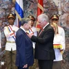 First Secretary of the Communist Party of Cuba Central Committee and President of Cuba Miguel Diaz-Canel Bermudez (R) presents the Order of Jose Marti to General Secretary of the Communist Party of Vietnam Central Committee and President of Vietnam To Lam in Havana on September 27. (Photo: VNA)