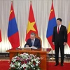 Party General Secretary and State President To Lam signs the honoured guest book in the presence of Mongolian President Ukhnaagiin Khurelsukh in Ulaanbaatar on September 30. (Photo: VNA)