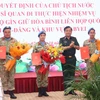 Deputy Defence Minister Senior Lieutenant General Hoang Xuan Chien (second, right) presents the State President's decisions to the three officers on October 7. (Photo: VNA)