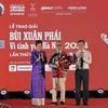 VNA General Director Vu Viet Trang (left) and Vice Chairman of the Hanoi People’s Committee Ha Minh Hai (right) presents the Grand Prize of the “Bui Xuan Phai: For the Love of Hanoi” Awards to architect Hoang Dao Kinh at the ceremony on October 8. (Photo: VNA)