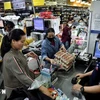 Consumers shop at a supermarket in Bangkok, Thailand. (Illustrative photo: AFP/VNA)