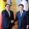 Vietnamese Prime Minister Pham Minh Chinh (left) meets with Chairman of the Lao National Assembly Saysomphone Phomvihane in Vientiane on October 8. (Photo: VNA)