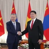 Party General Secretary and State President To Lam (left) meets with Mongolian President Ukhnaagiin Khurelsukh in Ulaanbaatar on September 30. (Photo: VNA)