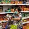 A consumer shops at a supermarket in Bangkok, Thailand. (Photo: AFP/VNA)