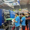 Vietnamese businesses learn about new technologies in the rubber and plastics industry at the VietnamPlas 2024 exhibition. (Photo: baotintuc.vn)