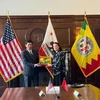 Deputy Minister of Culture, Sports and Tourism Ho An Phong presents a gift to Los Angeles Deputy Mayor of International Affairs Erin Bromaghim. (Photo: MCST)