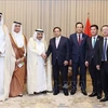 PM Pham Minh Chinh (sixth from right) receives the delegation of Qatari enterprises in Doha on October 31. (Photo: VNA)