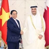 Vietnamese Prime Minister Pham Minh Chinh (left) and his Qatari counterpart Sheikh Mohammed bin Abdulrahman Al Thani at their talks in Doha on October 31. (Photo: VNA)