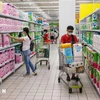 Consumers shop at a supermarket in Bangkok, Thailand. (Photo: AFP/VNA)