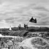 Le drapeau de l'Armée vietnamienne flotte au sommet du tunnel de commandement du général français De Castries dans l'après-midi du 7 mai 1954, marquant la victoire complète de la campagne de Dien Bien Phu. Photo d'archives : VNA