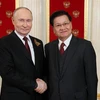 Le président lao Thongloun Sisoulith (droite) et son homologue russe Vladimir Poutine, le 9 mai à Moscou. Photo: AFP/VNA