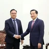 Le vice-Premier ministre Lê Minh Khai (droite), et le ministre lao des Finances, Santiphab Phomevihane. Photo: VNA