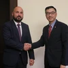 L'ambassadeur du Vietnam en République tchèque Duong Hoai Nam (droite) et le maire de la ville de Pilsen, Roman Zarzycky. Photo: VNA