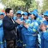 Le Premier ministre Pham Minh Chinh rend visite et adresse ses voeux du Tet à des ouvriers d'assainissement. Photo: VNA