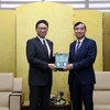 Le président du Comité populaire de la ville de Da Nang, Le Trung Trinh (droite), offre un cadeau souvenir au consul général du Japon à Da Nang, Mori Takero. Photo: VNA