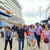 Les croisiéristes internationaux arrivent au port de croisière international d’Ha Long. Photo : VNA
