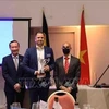 L'ambassadeur du Vietnam en Belgique Nguyen Van Thao remet le trophée au golfeur vainqueur. Photo: VNA