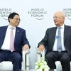 Le Premier ministre Pham Minh Chinh (gauche) et le professeur Klaus Schwab, fondateur et président exécutif du Forum économique mondial. Photo: VNA