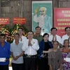 Le président de l'Assemblée nationale, Tran Thanh Man, offre des cadeaux à des familles bénéficiaires de politiques sociales et des personnes ayant rendu des services méritoires à la Révolution. Photo: VNA