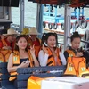 Des touristes sud-coréens visitent une île de Nha Trang. Photo: VNA