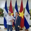 Le vice-président de la Commission centrale des relations extérieures Nguyen Minh Tam (droite) et le président de l'Assemblée nationale Gustavo Porras. Photo: VNA