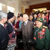 Le secrétaire général du PCV Nguyen Phu Trong rencontre des intellectuels, hommes d'affaires, figures illustres des minorités ethniques, le 18 décembre 2017. Photo: VNA