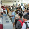 Le personnel de la sécurité aérienne vérifie les documents des passagers. Photo: Vietnam+