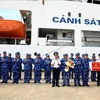 La délégation du navire CSB 8002 des garde-côtes vietnamiens quittent le port de Ky Ha dans la commune de Tam Quang, province centrale de Quang Nam, pour une visite aux Philippines. Photo: VNA