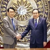 Le président de l'Assemblée nationale, Tran Thanh Man (droite) et Tokai Kisaburo, membre de la Chambre des représentants et président du Conseil de recherche sur les politiques du Parti libéral-démocrate (LDP) du Japon. Photo: VNA