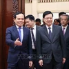 Le vice-Premier ministre Tran Luu Quang (gauche) et le chef de l'exécutif de la région administrative spéciale de Hong Kong (Chine), John Lee Ka-chiu, le 1er août à Hanoï. Photo: VNA