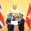 Le ministre costaricain du Commerce extérieur, Rica Manuel Tovar (gauche), remet au ministre de l'Industrie et du Commerce, Nguyen Hong Dien, une note sur la reconnaissance par son pays du statut d'économie de marché du Vietnam. Photo: qdnd.vn